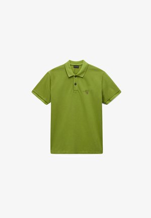 Zielony polo z krótkim rękawem, z dwoma czarnymi guzikami oraz małym logo z tekstem i flagą na lewej piersi.