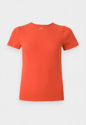 Πλεκτό τοπ πορτοκαλί με κοντά μανίκια, ριμπ ύφασμα, στρογγυλή λαιμόκοψη και διακριτή υφή, εμφανίζεται σε απλό λευκό φόντο.