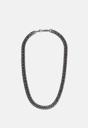 Collier à maillons épais en ton argent avec une fermeture à mousqueton, présenté sur un fond blanc.