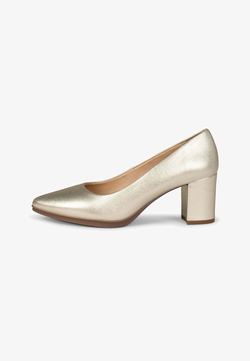 Zapato de mujer tipo pump con tacón bajo de bloque metálico dorado, punta puntiaguda y acabado liso, mostrado sobre fondo blanco.