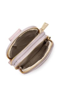 Portefeuille zippé rose et lavande, présentant deux compartiments avec des accents de fermeture éclair dorés et un extérieur texturé. Les intérieurs sont doublés en tissu.