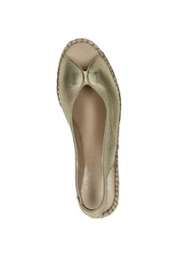 Gouden metallic espadrille flat, open teen, met een geweven jute zool en gestikte details langs de rand. Gladde textuur, minimalistisch ontwerp.