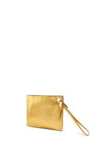 Borsa a pochette metallica oro con forma rettangolare, superficie liscia e tracolla; presenta un accento in metallo circolare sul lato.