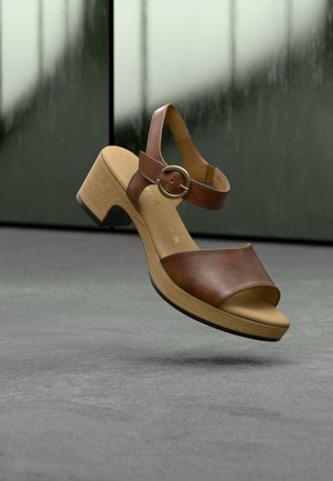 Sandales à plateforme - camel/gold-coloured