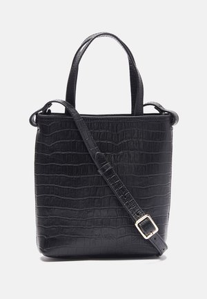 Czarna torebka z syntetycznej skóry z wzorem krokodyla, wyposażona w dwa uchwyty oraz odpinany pasek na ramię. Kwadratowy kształt o wyraźnej strukturze.