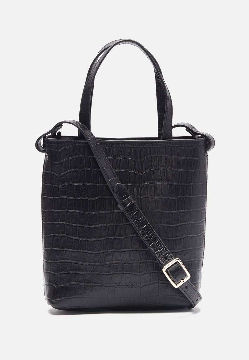 Musta tekonahkainen laukku krokotiilikuviolla, jossa on kaksi kahvaa ja irrotettava olkahihna. Neliömäinen muoto, jossa on jämäkkä rakenne.