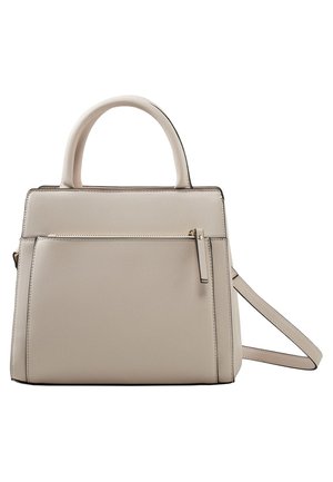 Bolso estructurado beige con asas dobles superiores, bolsillo frontal con cremallera y correa larga para el hombro desmontable sobre fondo blanco.