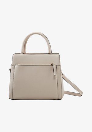 Beżowa, strukturalna torebka z podwójnymi uchwytami u góry, przednią kieszenią na suwak oraz długim, odpinanym paskiem na ramię na białym tle.