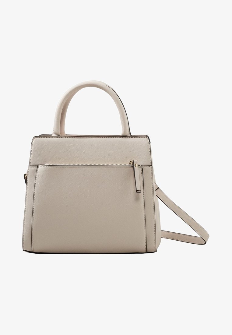 Sac à main beige structuré avec doubles poignées supérieures, poche avant zippée et longue bandoulière amovible sur fond blanc.