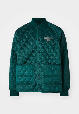 Veste bomber matelassée en bleu canard, avec un col côtelé, deux poches avant, une fermeture à boutons-pression et un logo brodé sur la poitrine.