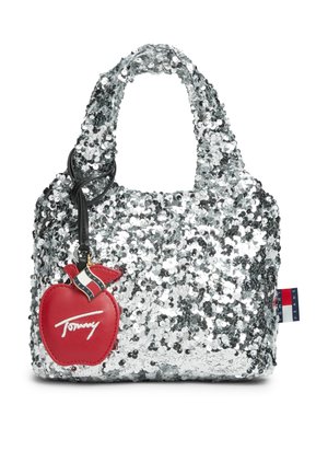 Petit sac à main couvert de sequins argentés avec une étiquette en forme de pomme rouge attachée à la poignée.