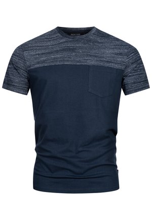 Camiseta azul marino con un panel superior texturizado jaspeado, mangas cortas y un bolsillo en el lado izquierdo del pecho. Material de algodón suave.