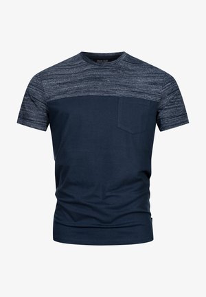 Granatowa koszulka z krótkim rękawem, posiadająca strukturalny górny panel w melanzowanym kolorze oraz kieszonkę na lewym piersi. Wykonana z miękkiego bawełnianego materiału.