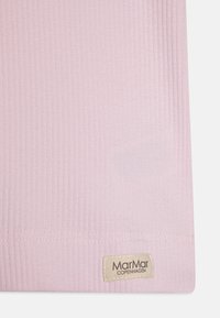 Lichtroze stof met verticale ribbelstructuur en een beige label met de tekst "MarMar Copenhagen" in de rechteronderhoek.