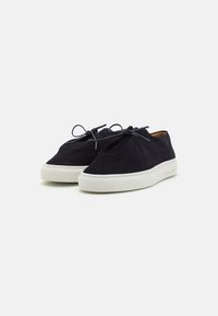 Navy-Farben Suede Sneaker mit gerundeter Spitze, weißer Gummisohle und grauen Schnürsenkeln. Sie verfügen über minimalistische Nähte und ein dezentes Markenlogo an der Seite.