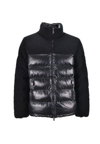 Giacca nera che combina nylon lucido trapuntato e fleece testurizzato. Presenta un alto colletto e una chiusura frontale con zip e due tasche laterali.