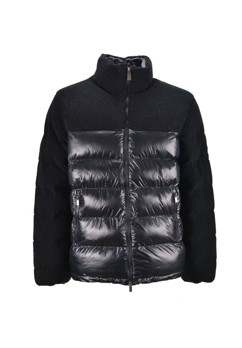 Giacca nera che combina nylon lucido trapuntato e fleece testurizzato. Presenta un alto colletto e una chiusura frontale con zip e due tasche laterali.