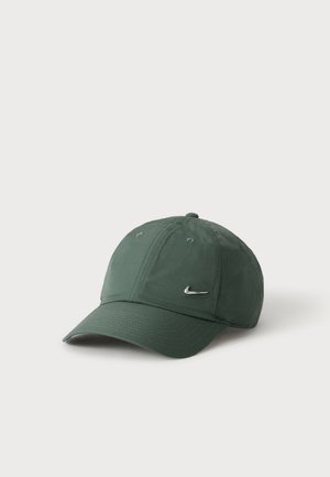 Tmavo zelená šiltovka s ohnutým šiltom, prešitými panelmi, vetracími očkami a malým strieborným logom Nike na prednej ľavej strane.
