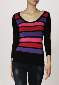 Černý top s dlouhými rukávy se svislými pruhy v červené, růžové, fialové a černé barvě. Výstřih do tvaru lžíce, úzký střih a měkká textura látky.
