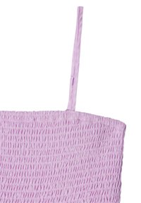 Lila majica s pufastim detaljima i tankim trakicama, koja ima teksturirani, naborani dizajn. Tkanina izgleda lagano i rastezljivo.