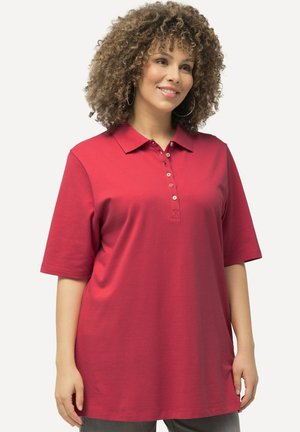 Polo shirt rossa a maniche corte, con bottoni e colletto. Realizzata in materiale morbido, con un taglio dritto e dettagli minimi.