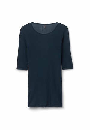 Marineblaues, geripptes T-Shirt mit Dreiviertelärmeln und rundem Ausschnitt, das eine weiche Textur und eine lockere Passform bietet.