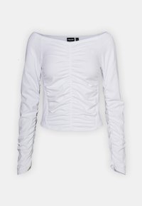 Hvit langermet topp med off-shoulder design, med samlet tekstur foran og tettsittende silhuett.