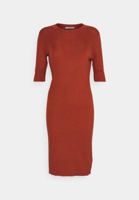 Robe en maille côtelée couleur orange brûlé, avec un col rond et des manches mi-coudes, silhouette ajustée et longueur mi-mollet.