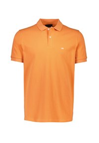 Polo arancione realizzato in tessuto morbido, con colletto classico, maniche corte e un piccolo logo bianco sul petto.