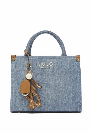 Sac à main en denim bleu de Liu Jo Milano avec double poignée et porte-clés en cuir marron orné de clous et d'une étiquette métallique ronde.