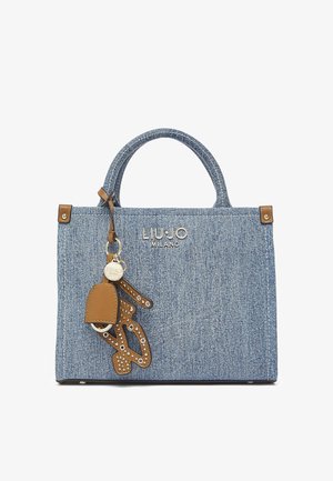 Sac à main en denim bleu de Liu Jo Milano avec double poignée et porte-clés en cuir marron orné de clous et d'une étiquette métallique ronde.