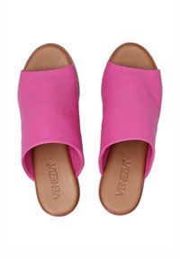 Roze leren slippertjes met een open teen ontwerp en een gladde textuur. Bruine binnenzool met een geperst merkteken, minimalistische styling.