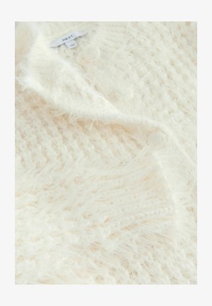 Pehmeä valkoinen neulottu villapaita, jossa on pörröinen texture, kuviollinen neule ja napituskone, ja se näyttää sisäisen etiketin, jossa lukee "NEXT."