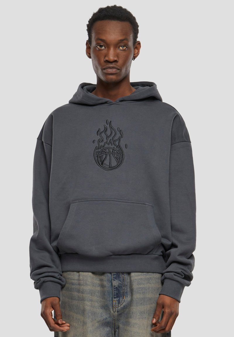 Grijze hoodie met een voorzak, voorzien van een geborduurde basketbalontwerp met vlammen. Gemaakt van zacht materiaal, relaxed fit.