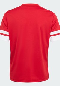 Rotes Sportshirt mit kurzen weißen Ärmeln, das zwei horizontale rote Streifen auf jedem Ärmel und ein Rundhalsausschnitt-Design aufweist. Glatte Textur.