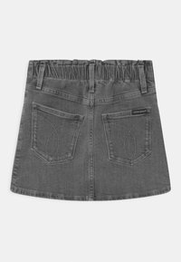 Šedá džínová sukně s elastickým pasem, dvěma zadními kapsami s křivkovým vzorem prošití a mírně rozšířeným střihem.