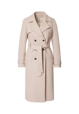 Dwurzędowy płaszcz trench w jasnoróżowym materiale, z paskiem w talii, klapami i długimi rękawami z zapięciem na guzik.