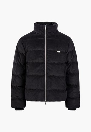 Schwarze Steppjacke aus Cord, mit hohem Kragen, Frontreißverschluss und horizontalem Steppmuster. Minimalistisches Logodesign.