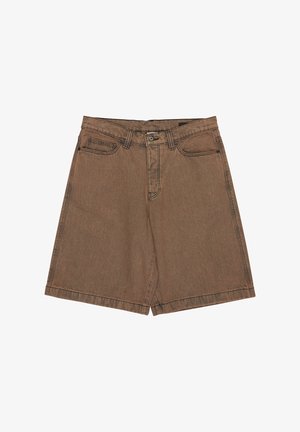 Shorts en denim marron à coupe droite, avec de grandes poches latérales, un détail de logo sur la ceinture, et des coutures contrastées le long des coutures.