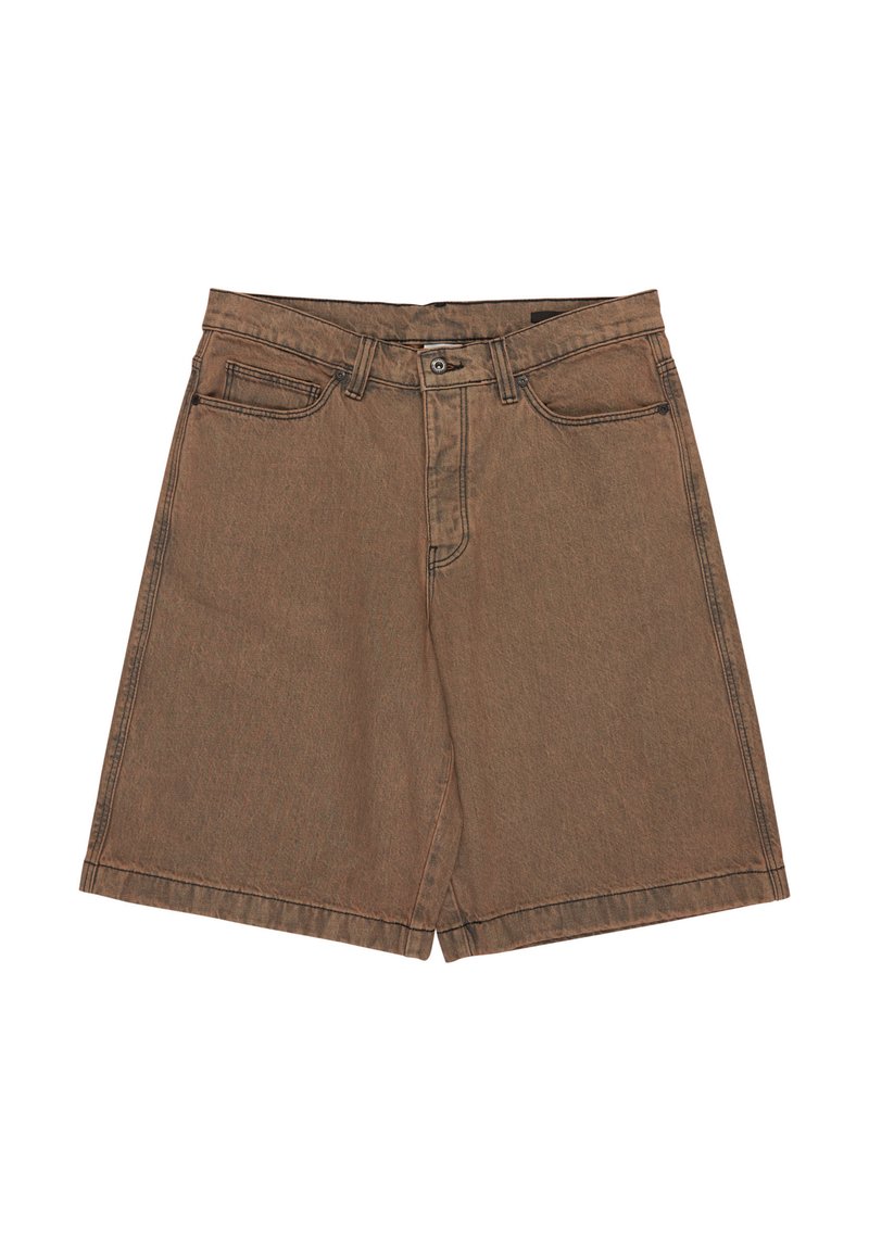 Shorts de mezclilla marrones con un corte recto, grandes bolsillos laterales, detalle del logo en la cinturilla y costuras en contraste a lo largo de las costuras.