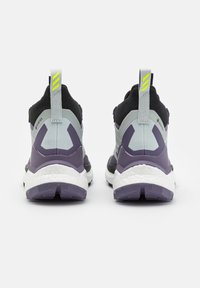 Scarpe da trekking viola e grigie con una parte superiore nera tessurizzata, suola intermedia bianca e dettagli riflettenti. Presentano un robusto tab sull'arco del tallone per un facile indossamento.