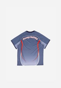 Zils gradienta sporta krekls īsām piedurknēm, ar apaļu kakla izgriezumu un sarkanu tekstu "vienmēr uzticīgs" uz aizmugures. Gluda, sintētiska auduma.