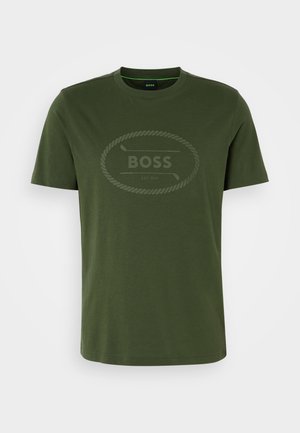 Grünes Baumwoll-T-Shirt mit Rundhalsausschnitt, kurzen Ärmeln und einem dezenten Logo in einer kontrastierenden Farbe, das ein kreisförmiges Seil-Design zeigt.