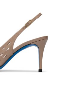 Scarpe slingback in pelle verniciata beige con motivo a diamante ritagliato, fodera blu, tacco a stiletto alto e cinturino regolabile con hardware dorato.