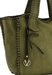 Olijfgroene leren tote bag met geweven details langs de randen, platte handvatten en een decoratieve gouden hardware accent.