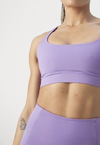 Girlfriend Collective ANDY BRA SPLIT STRAP - Sujetadores deportivos con sujeción ligera - cosmos
