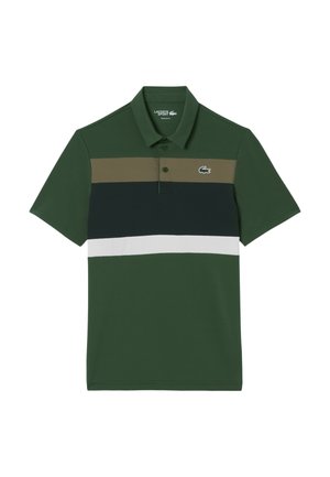 Grön polo tröja med horisontella ränder i mörkgrön, olivgrön, marinblå och vit. Har en krage och en liten broderad logotyp på bröstet.