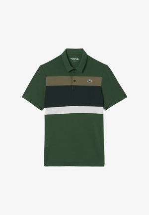 T-shirt polo vert avec des rayures horizontales en vert foncé, olive, bleu marine et blanc. Doté d'un col et d'un petit logo brodé sur la poitrine.