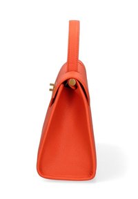 Oranje leren handtas met een gestructureerde, driehoekige vorm. Voorzien van een bovenhandvat en een gouden knoopsluiting. Gelaagde oppervlakte.