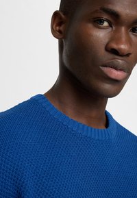 Selected Homme SLHHENNY RELAXED CREW NECK - Džemperis - limoges